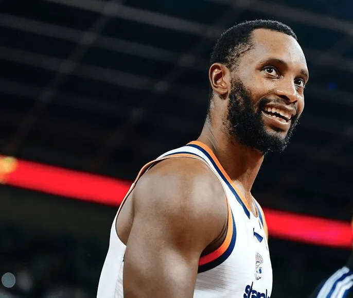 CBA常规赛：弗格25分&amp;amp;王哲林6分，上海半场54-45领先福建